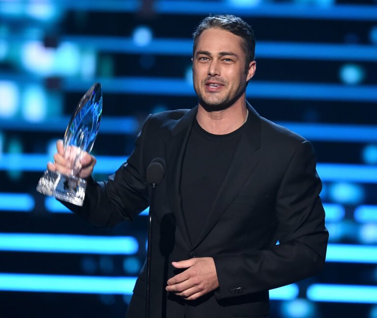 Taylor Kinney – Karriere, Leben und Erfolg eines vielseitigen Hollywood-Stars